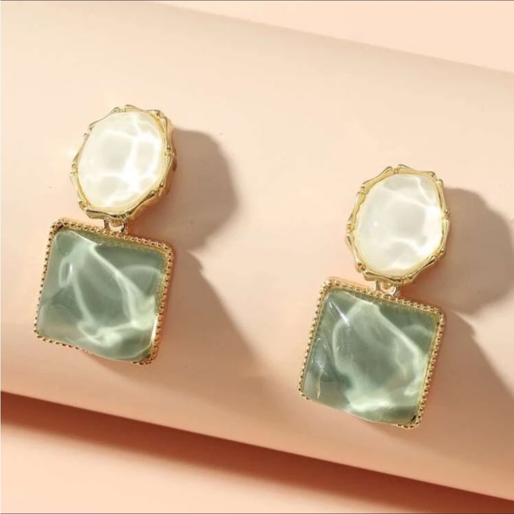 💎2/ $10-All jewelry💎 Gold and Green Marbled Square Stone Earring set